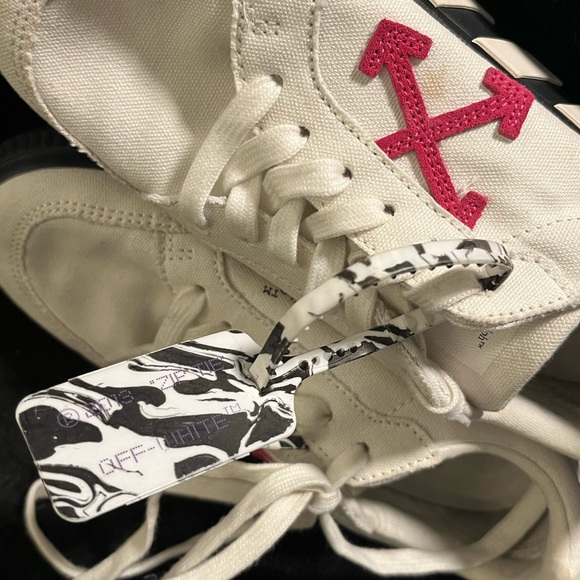 Off-White Low-Top Vulcanized Sneakers - Picture 6 of 10